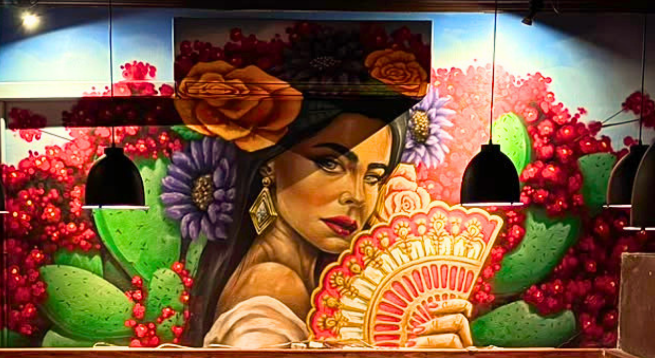 Mural com mulher, leque e cactos