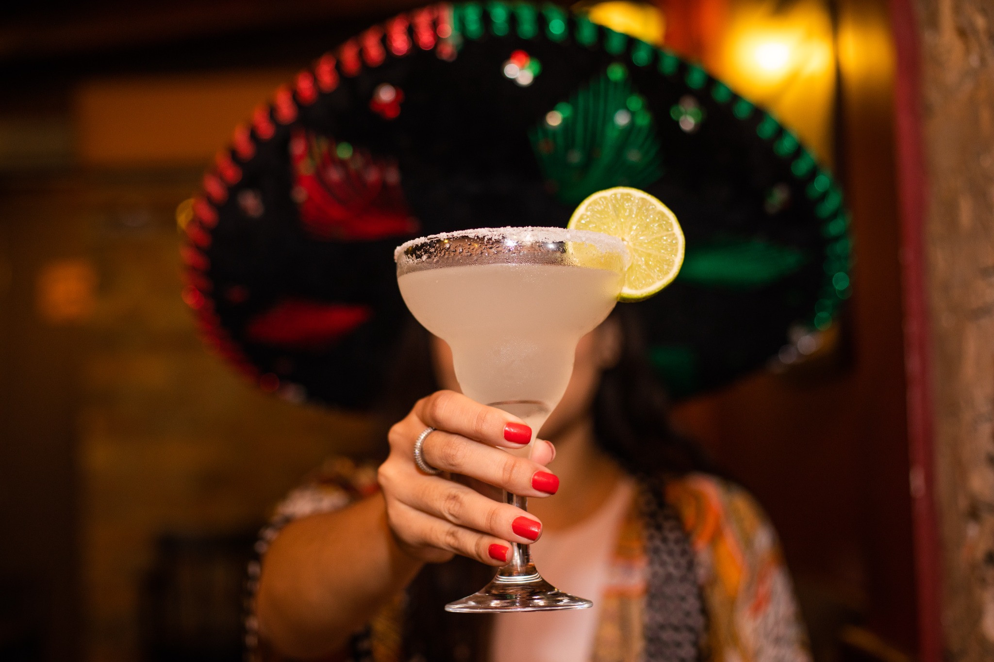 Margarita com limão e sombrero ao fundo